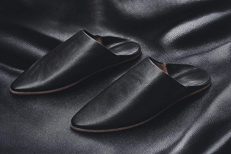 Black leather slip-on babouche